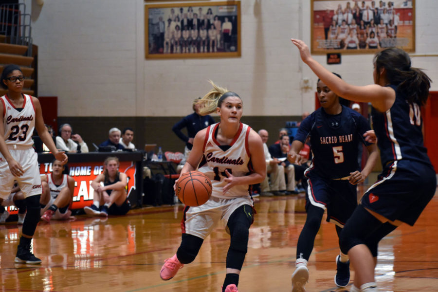 Kennedy Igo drives to the basket.