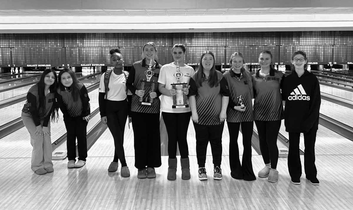 Bowling team places 3rd at the Dixon Classic: Gladys Diaz, Tatiana Toba, Ava McWilliams, Annie Lucas, Chloe Smith,
Addyson Wyatt, Ava Mardis, Shelby Toler, Kasandra Scheid
